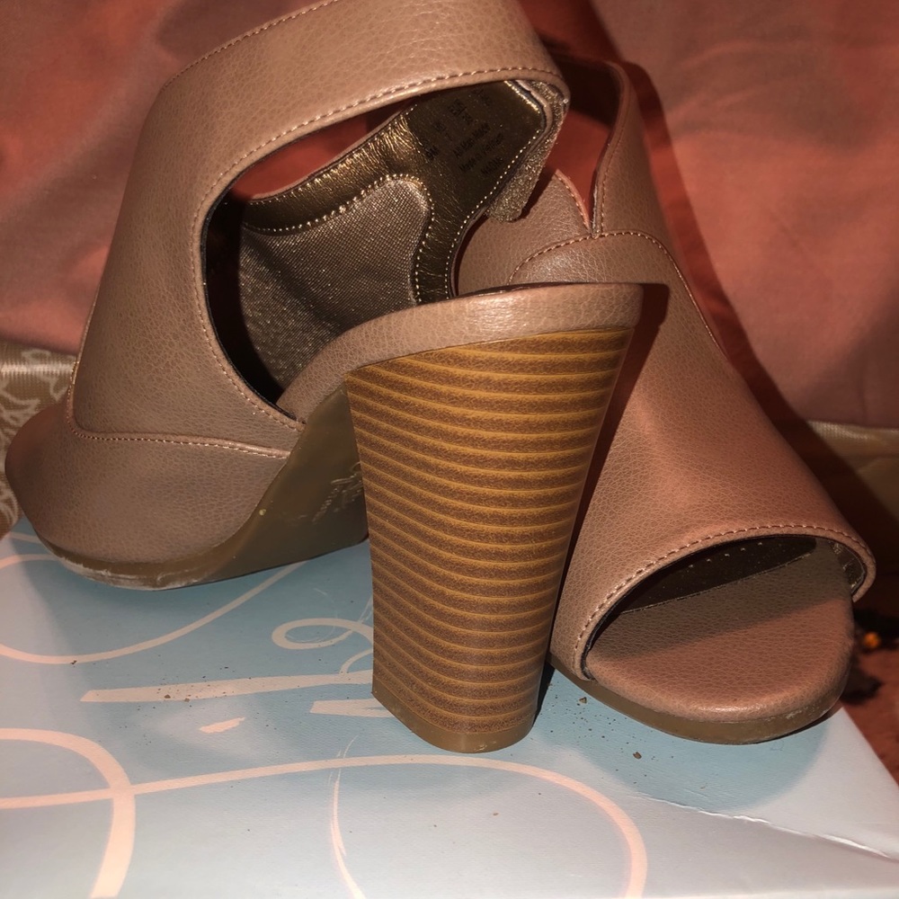 Heels - Picture 3 of 3